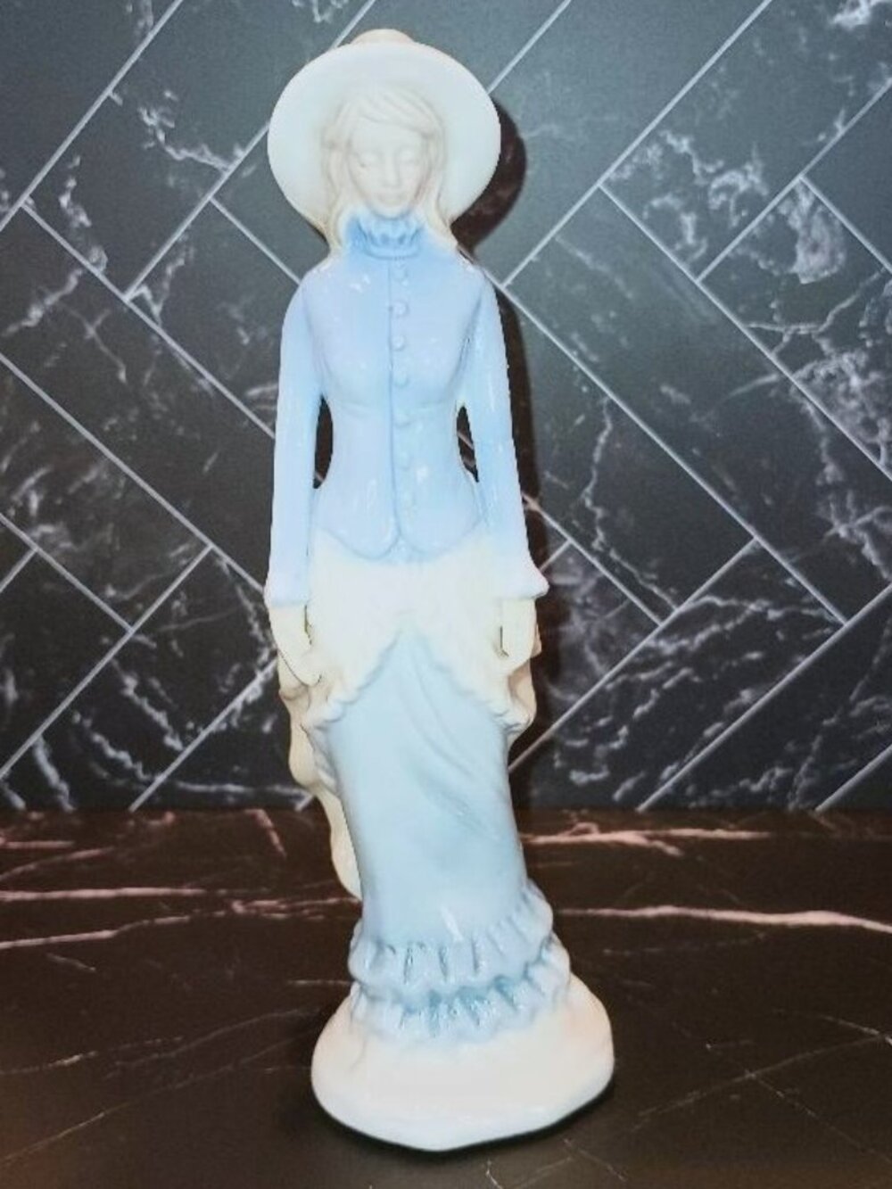 VINTAGE LADY PORCELAIN FIGURINE LLADRO LIKE PALE BLUE & WHITE OUTFIT 7" PRISTINE